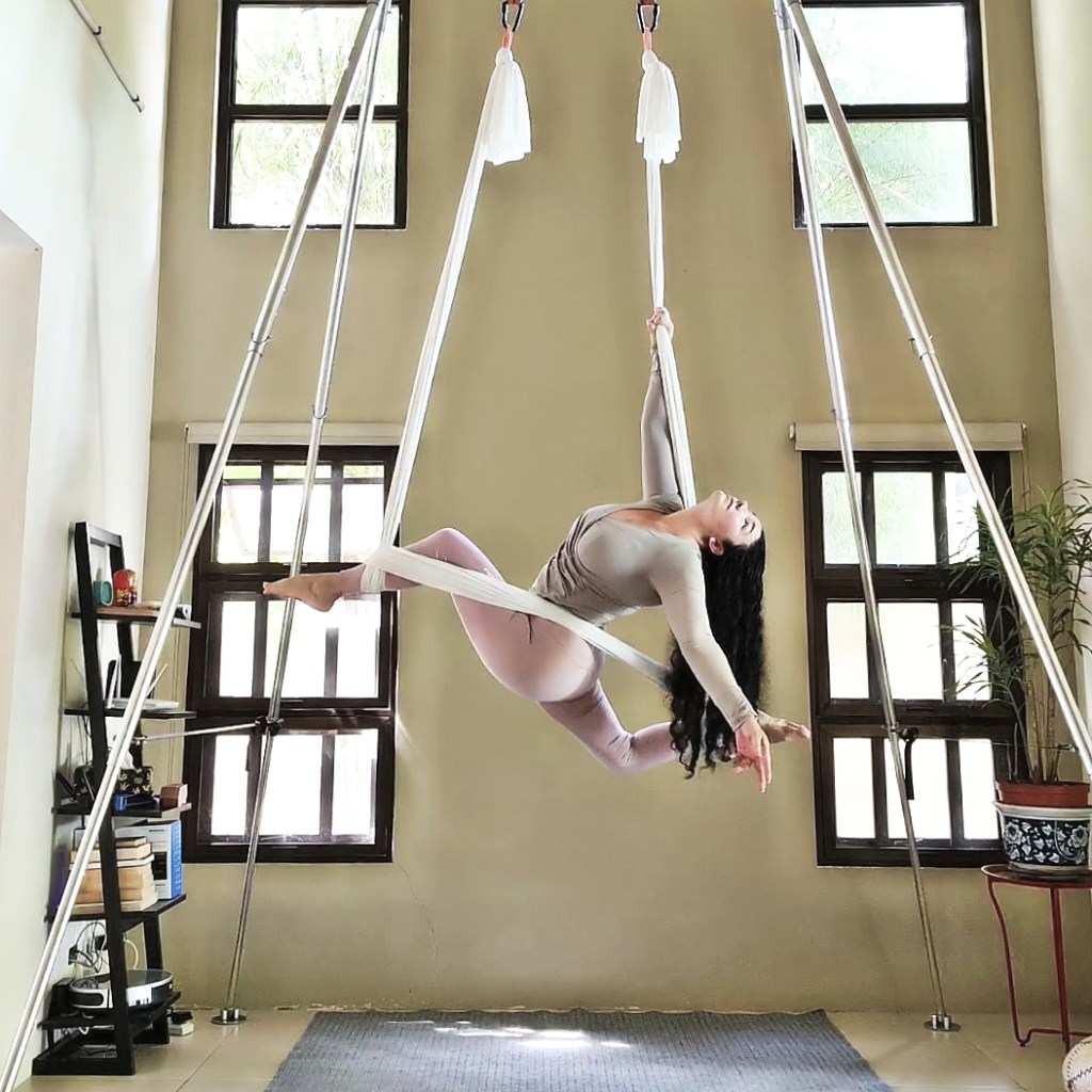 Aerial Yoga Lunge